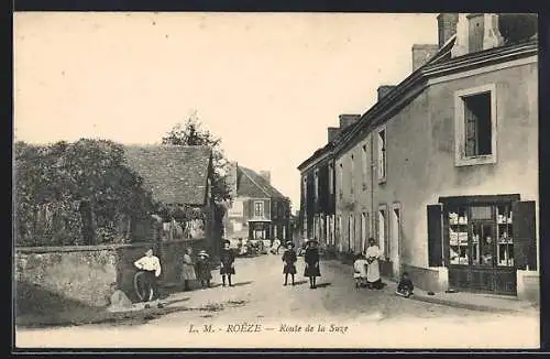 AK Roézé, Route de la Suze avec enfants jouant dans la rue