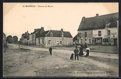 AK Saint-Marceau, Centre du Bourg avec habitants et maisons rurales