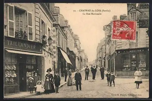 AK Château-du-Loir, La Rue Nationale animée avec passants et commerces