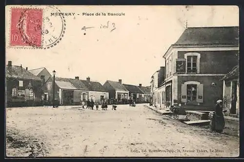 AK Mézéray, Place de la Bascule avec bâtiments et passants