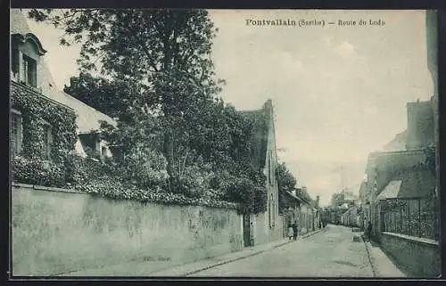 AK Pontvallain, Route du Lude avec maisons et arbres bordant la rue