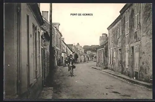 AK Pont-de-Gennes, Rue pittoresque avec cyclistes et maisons anciennes