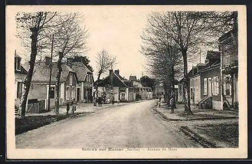 AK Sceaux-sur-Huisne, Avenue du Mans avec maisons et arbres bordant la route