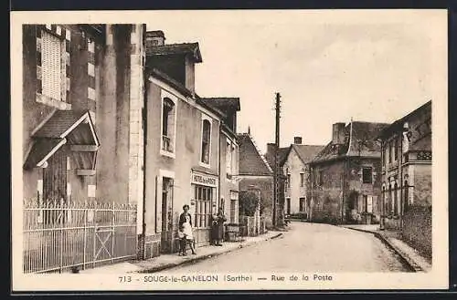 AK Sougé-le-Ganelon, Rue de la Poste avec bâtiments et passants