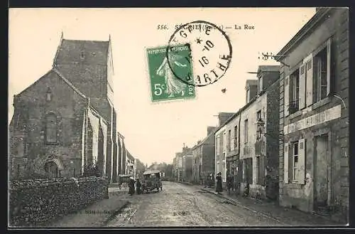 AK Ségrie, Vue de la rue principale avec église et chariots