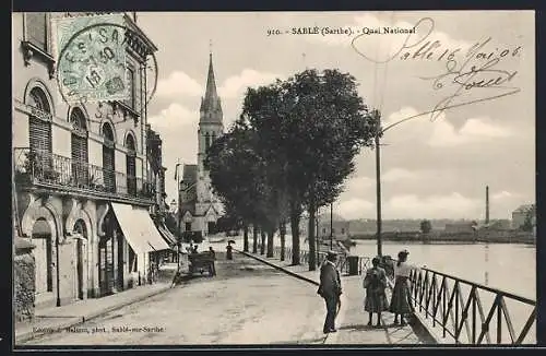 AK Sablé-sur-Sarthe, Vue du Quai National avec église et passants le long de la rivière