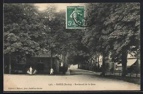 AK Sablé, Boulevard de la Gare avec arbres et passants