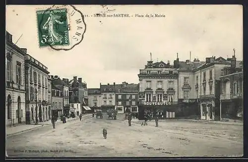 AK Sablé-sur-Sarthe, Place de la Mairie avec bâtiments et passants