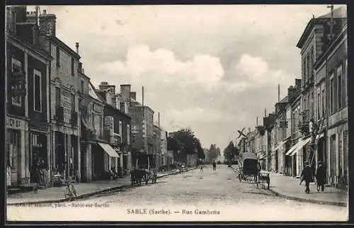 AK Sablé-sur-Sarthe, Rue Gambetta avec charrettes et bâtiments historiques