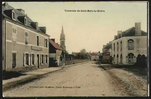 AK Saint-Mars-la-Brière, Traversée du village avec vue sur le clocher