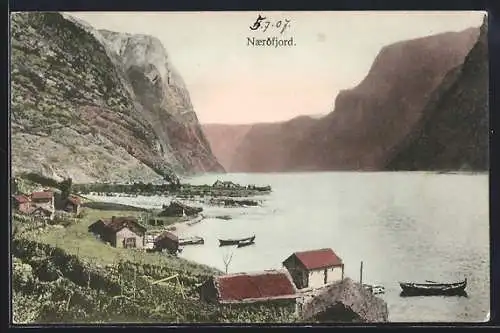 AK Naeröfjord, Häuser am Ufer