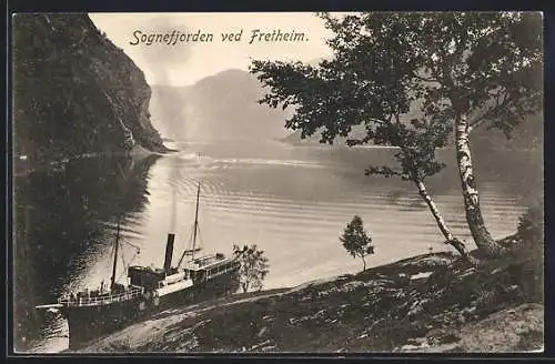 AK Fretheim /Sognefjorden, Dampfer am Ufer