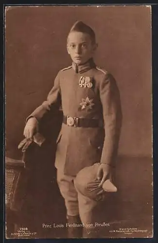 AK Prinz Louis Ferdinand von Preussen in Uniform mit Pickelhaube in der Hand