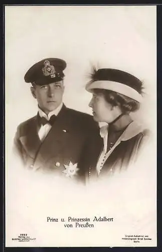 AK Prinz und Prinzessin Adalbert von Preussen portraitiert, er mit Schirmmütze und sie mit geschmücktem Hut