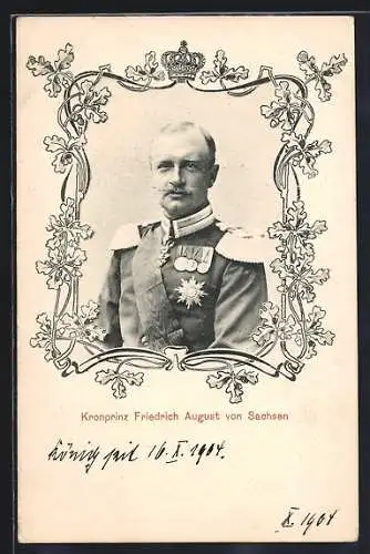 AK Kronprinz Friedrich August von Sachsen, Uniformfoto im Rahmen mit Eichenlaub und Krone