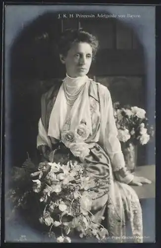 AK Prinzessin Adelgunde von Bayern mit Blumen und Perlenhalskette