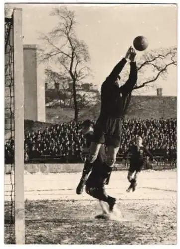 Fotografie Alois Sedlar, Ansicht Wien, Fussballspiel 1940, Vienna vs. Wacker, Szene auf dem Wackerplatz