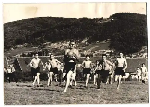 Fotografie Wilhelm Sturm, Ansicht Wien, Handballspiel im sudetendeutschen Flüchtlingslager im Wienerwald 1938