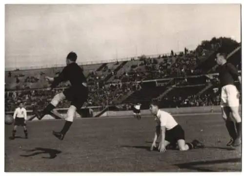 Fotografie Schostal, Ansicht Wien, Fussballspiel 1940 Wien vs. Krakau, Torraum-Szene im Strafraum der Krakauer