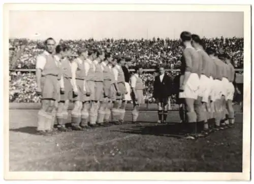 Fotografie Fussballspiel, Mannschaften im Anstosskreis kurz vor dem Anpfiff