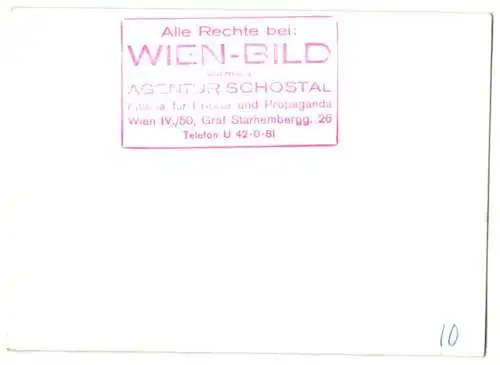 Fotografie Fussballspiel, Mannschaften im Anstosskreis kurz vor dem Anpfiff