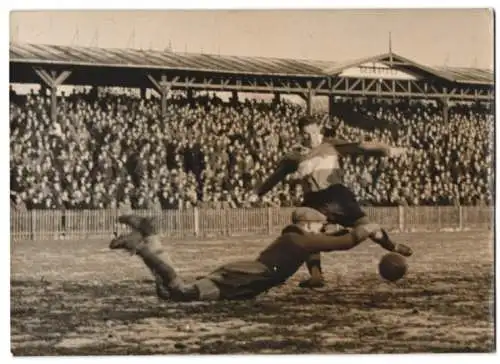 Fotografie Alois Sedlar, Ansicht Wien, Fussballspiel 1939, Rapid Wien vs. FC Wien Grimme und Binder im Zweikampf