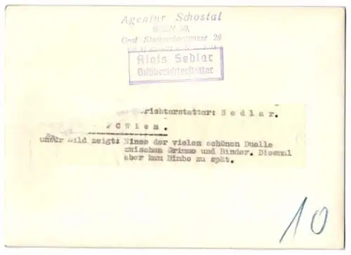 Fotografie Alois Sedlar, Ansicht Wien, Fussballspiel 1939, Rapid Wien vs. FC Wien Grimme und Binder im Zweikampf