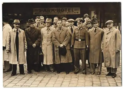 Fotografie Dainko, Ansicht Wien, Ostbahnhof 1939, Ankunft der Fussballer aus Breslau, Empfang durch den NSRL.