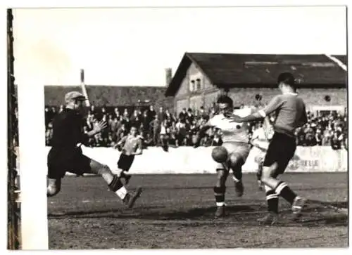 Fotografie Schostal, Ansicht Wien, Fussballspiel Admira vs. Austro Fiat, Torwart pariert Vogel's Schuss