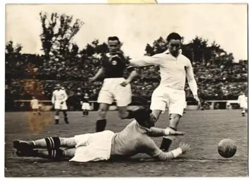 Fotografie Dainko, Ansicht Wien, Fussballspiel 1939 Admira vs. Dessau 05, Szene vor dem Dessauertor