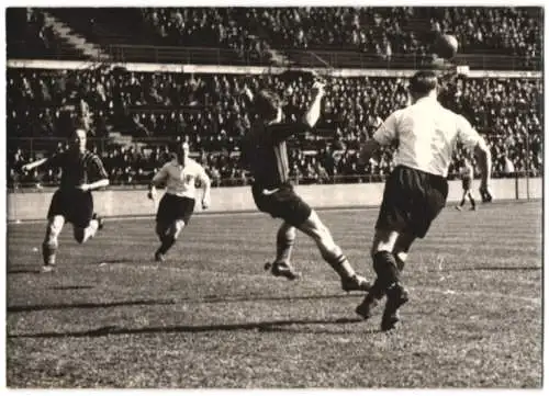 Fotografie Dainko, Ansicht Wien, Fussballspiel 1940 Tschammer-Poalspiel Wacker Wien vs. Waldhof Mannheim