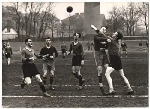 Fotografie Wilhelm Sturm, Ansicht Wien, Handballspiel 1939, Alt-Thurm vs. Donau, Torraum-Szene