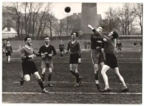 Fotografie Wilhelm Sturm, Ansicht Wien, Handballspiel 1939, Alt-Thurm vs. Donau, Torraum-Szene bei den Donauern