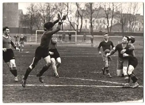 Fotografie Wilhelm Sturm, Ansicht Wien, Handballspiel 1939, Alt-Thurm vs. Donau, Torraum-Szene