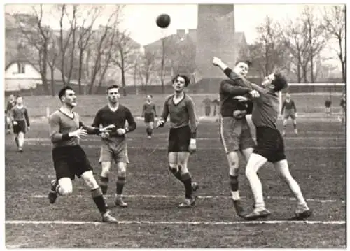 Fotografie Wilhelm Sturm, Ansicht Wien, Handballspiel 1939, Alt-Turm Wien vs. Donau, Torraum-Szene am Donauer Strafraum