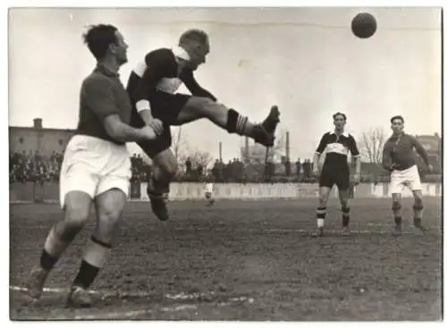 Fotografie Wilhelm Sturm, Ansicht Wien, Fussballspiel 1939 Admira Wacker vs. Wr. Neustadt