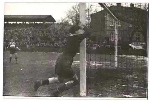 Fotografie Wilhelm Sturm, Ansicht Wien, Fussballspiel 1939, Rapid Wien vs. Admira Wacker, Torwart der Admira