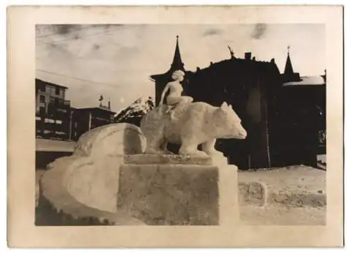 Fotografie Schostal, Wien, Eisskluptur Bär mit Jungfrau 1940