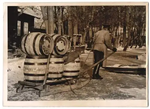 Fotografie Schostal, Ansicht Lehde / Spreewald, Bierfässer werden mit einem Schlitten transportiert 1940