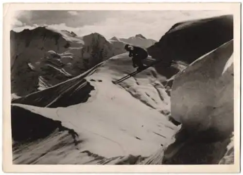 Fotografie Schostal, Skifahrer im Sprung über unberühertem Neuschnee 1939