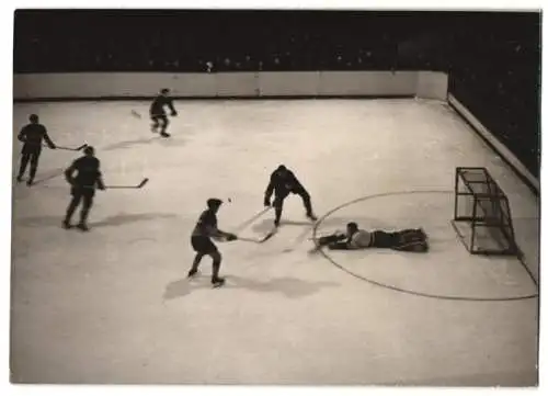 Fotografie Schostal, Ansicht Berlin, Eishockey-Spiel Berliner Auswahl vs. Kanada 1:5 im Berliner Sportpalast 1938