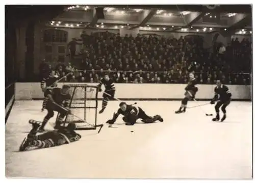 Fotografie Schostal, Ansicht Berlin, Eishockey-Spiel Berliner Schlittschuh Club vs. Brandenburg 5:1, Sportpalast 1938