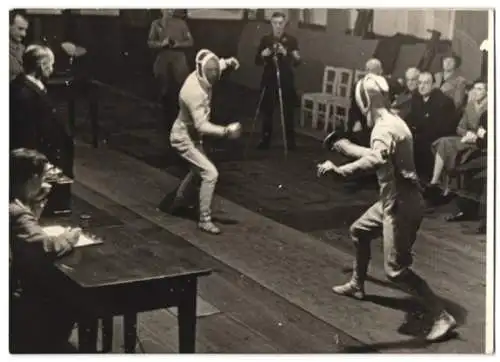 Fotografie Wilhelm Sturm, Fecht-Turnier beim Wiener Sportklub 1938, Losert gegen Grogler