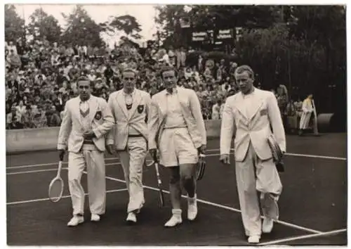 Fotografie Tennis Davispokal in Berlin 1939, die beiden Manschaften betreten den Platz