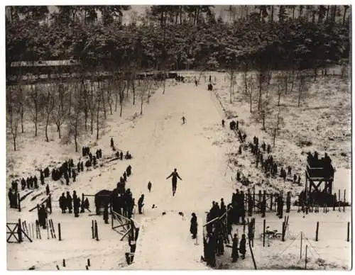 Fotografie Ansicht Berlin-Grunewald, Skimeisterschaft Sprunglauf 1939, Szene an der Grunewaldschanze