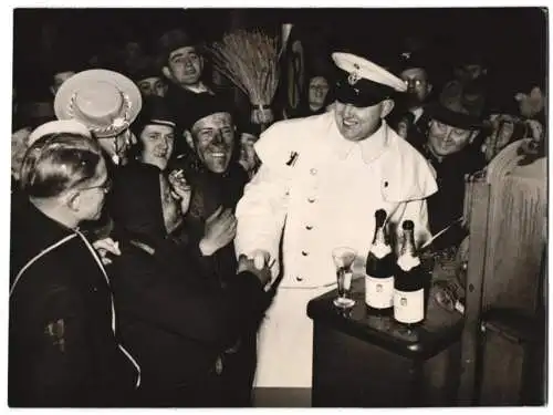 Fotografie Atlantic, Ansicht Berlin, Unter den Linden Ecke Friedrichstrasse, Silvesterparty mit Verkehrspolizist 1.1.1939