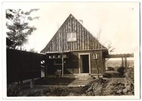 Fotografie Schostal, Ansicht Berlinh-Dahlem, Institut für Bienenkunde, Imkerhaus mit Schwarzwälder Korbbienenstand 1943