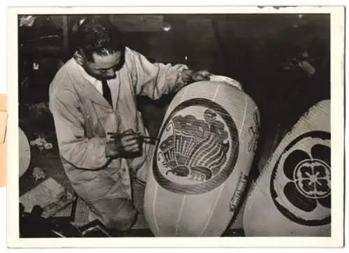 Fotografie Schostal, Japanischer Geschäftsmann malt sein Hauswappen auf ein Lampion 1942