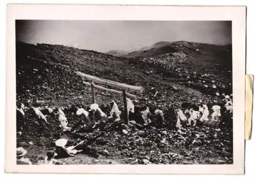 Fotografie Schostal, Ansicht Fuji / Fujiyama, Japaner bei der jährlichen Wallfahrt zum heiligen Berg 1941