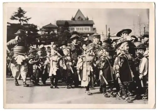 Fotografie Schostal, Ansicht Tokio - Tokyo / Japan, Japaner in Tracht feiern die Gründung des Kaiserreiches 1940